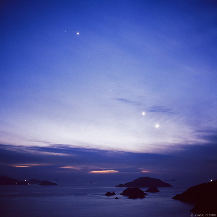 Moon and Planets Align in Korea