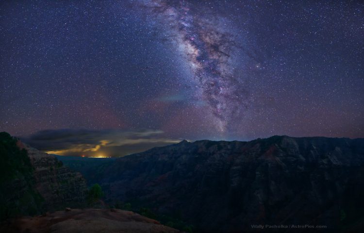 Night at the Grand Canyon of the Pacific