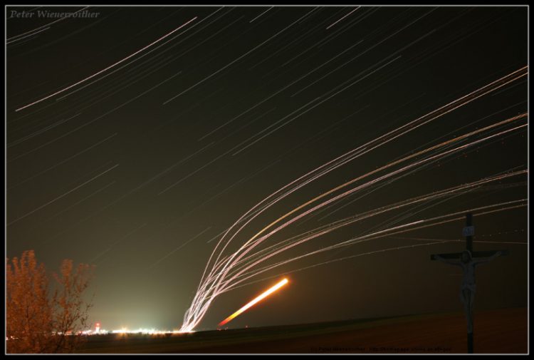 Planetrails, Startrails and Rising Moon