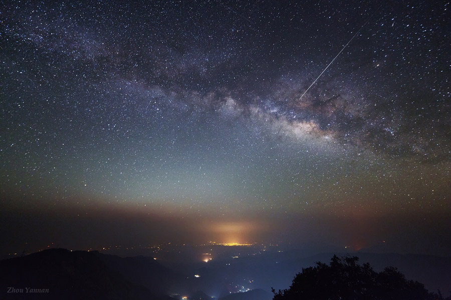 TWAN | Milky Way and Meteor Over Mount Jizu