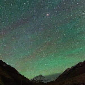 Ribbon Airglow Above the Everest
