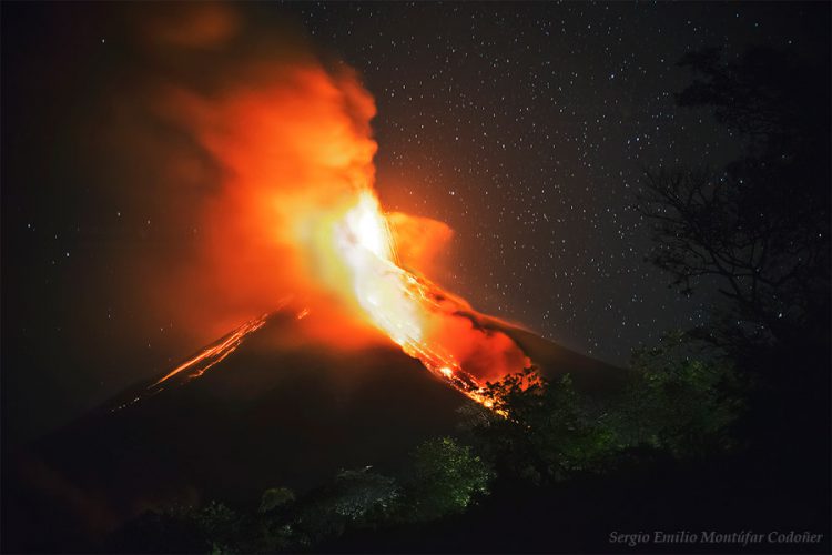 Erupting Volcán de Fuego