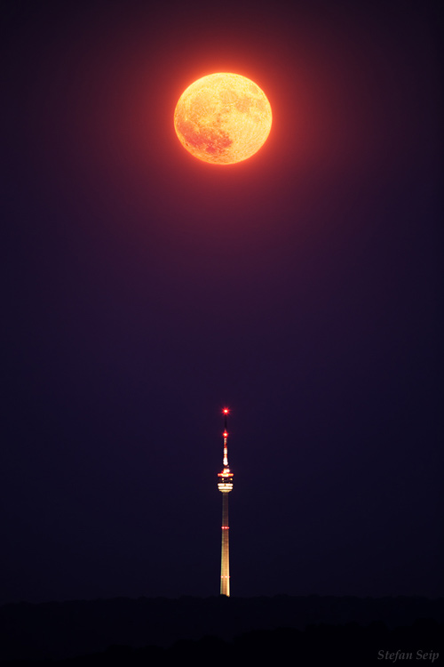 Red Moonrise