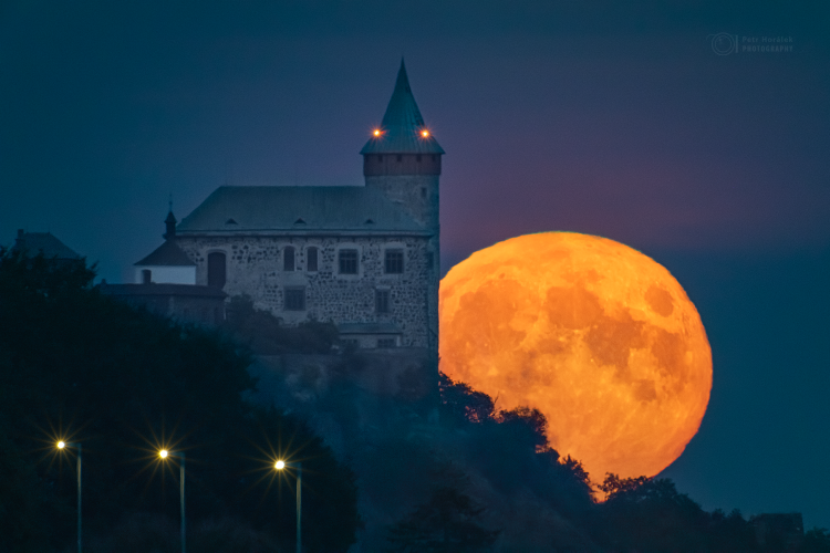 Orange Moon, Blue Castle