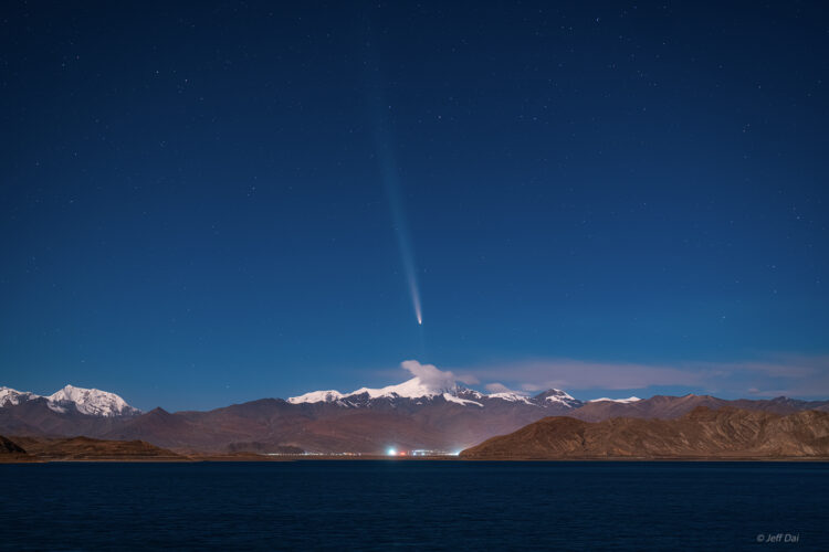 Comet Tsuchinshan–ATLAS from Tibet