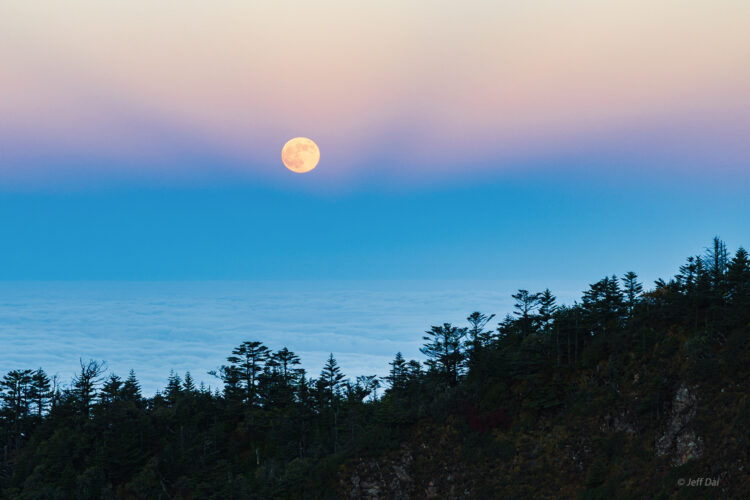 Super Moon Over the Sea of Clouds