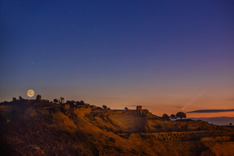 Pergamon, Moon, Comet