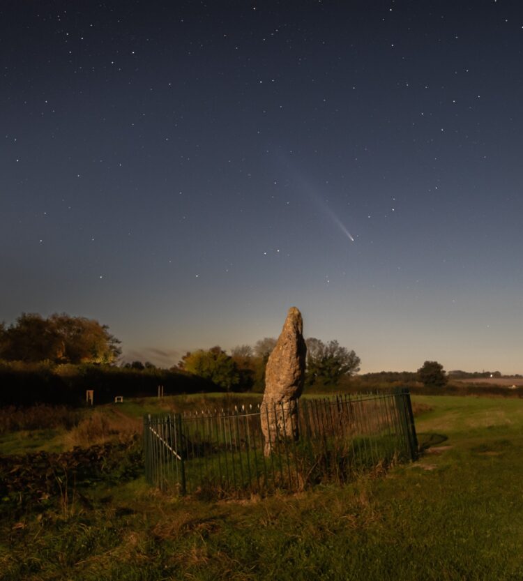 Comet Tsuchinshan–ATLAS and the King Stone